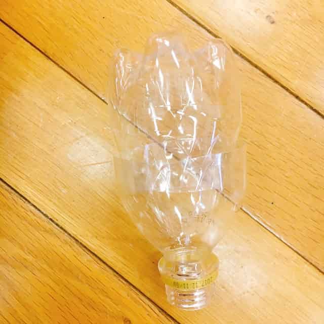 切り取ったペットボトルを組み合わせる
