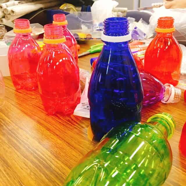 ペットボトルに色を塗る