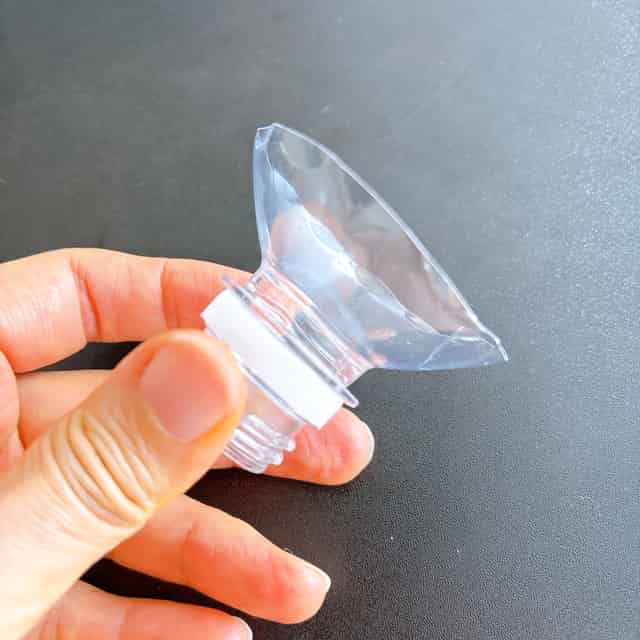 ペットボトルの飲み口を切り取る