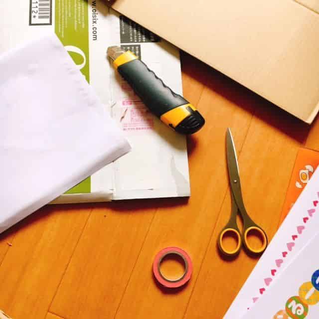 POPを厚紙に貼る