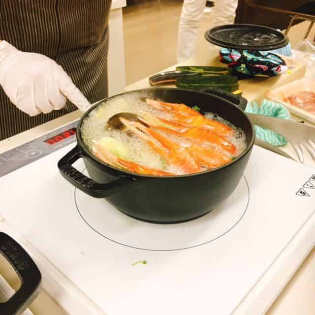 カニ鍋調理中