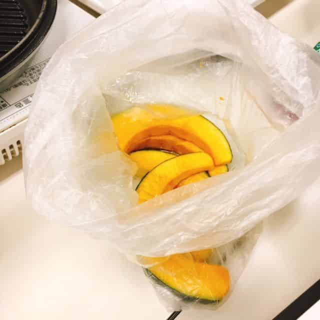 かぼちゃに油を絡める