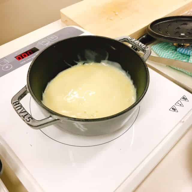 staub鍋でチーズを温める