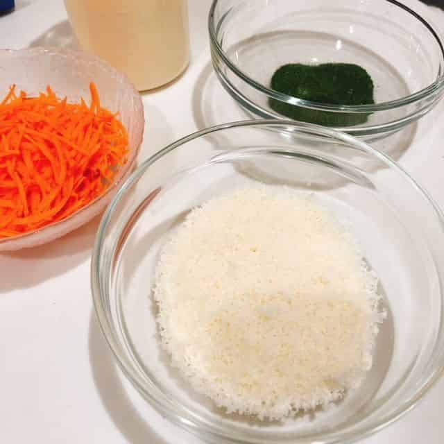 パン粉、にんじん。粉末緑茶