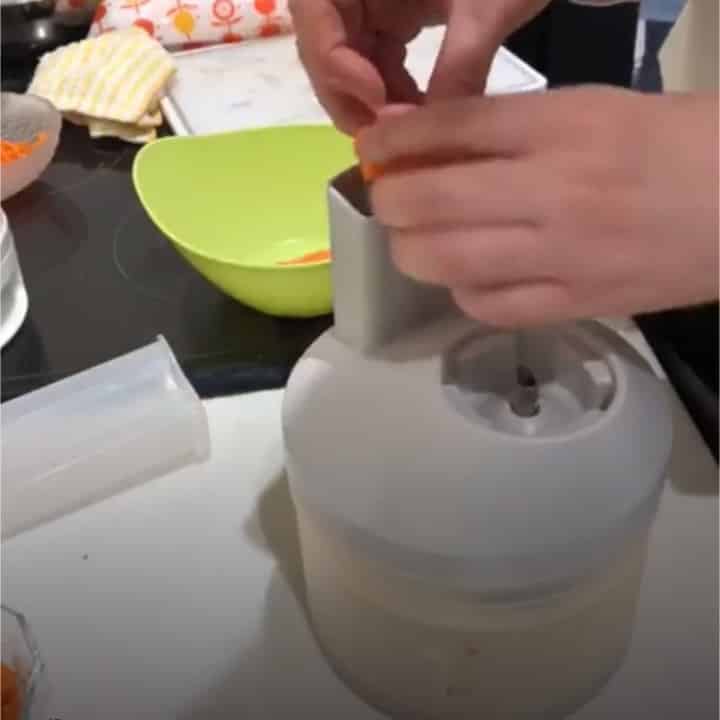 切ったにんじんをスライシーに入れる