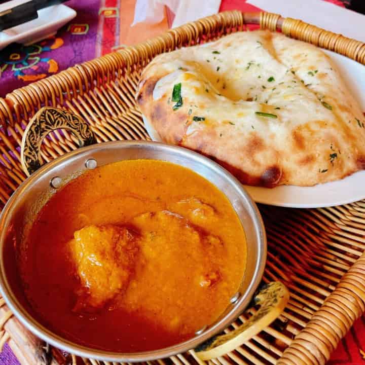 チキンカレーとバジルチーズナン