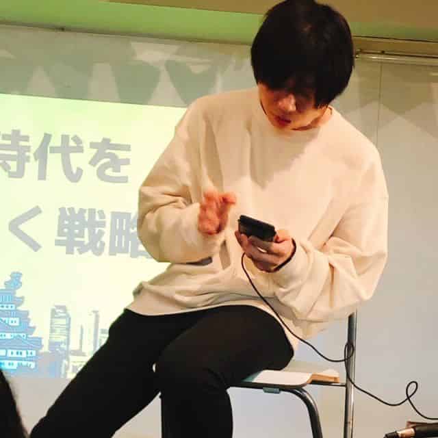 スマホのメモを見せてくれる前田さん