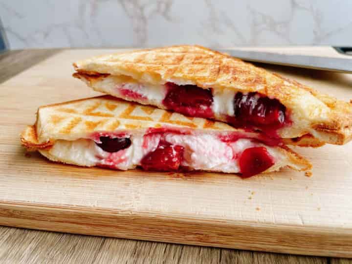 チェリーとクリームチーズのホットサンド