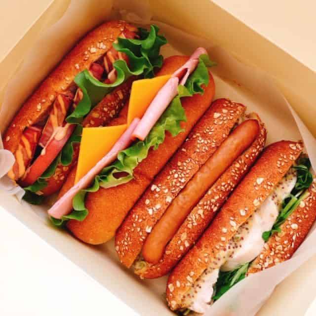 テイクアウトの箱に入ったサンド