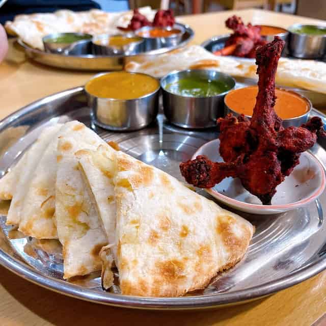 チーズナン、カレー3種、チキンロリポップ