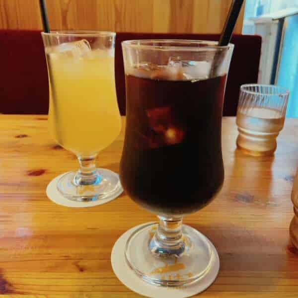 アイスコーヒーとオレンジジュース