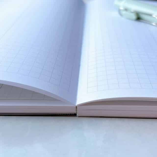 上書き合計の家計簿手帳を横から撮影