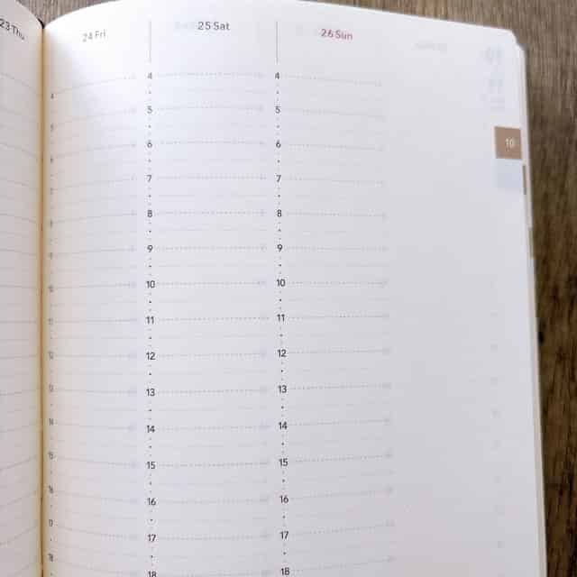 クリーム色の紙に茶系インクで印刷