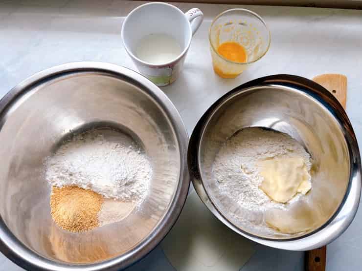 大ボウルと小ボウルに材料を分けて計量する模様